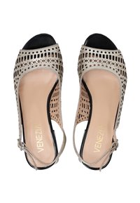 Offene Slingback-Schuhe aus metallischem Gold mit Ausschnittmustern, schwarzem Zehenkappen und beigem Fußbett. Mit verstellbarem Knöchelriemen.