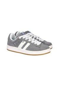 Zapatillas de ante gris con cordones blancos, que presentan tres rayas blancas en el lateral y una suela de goma. Superficie texturizada y diseño clásico.