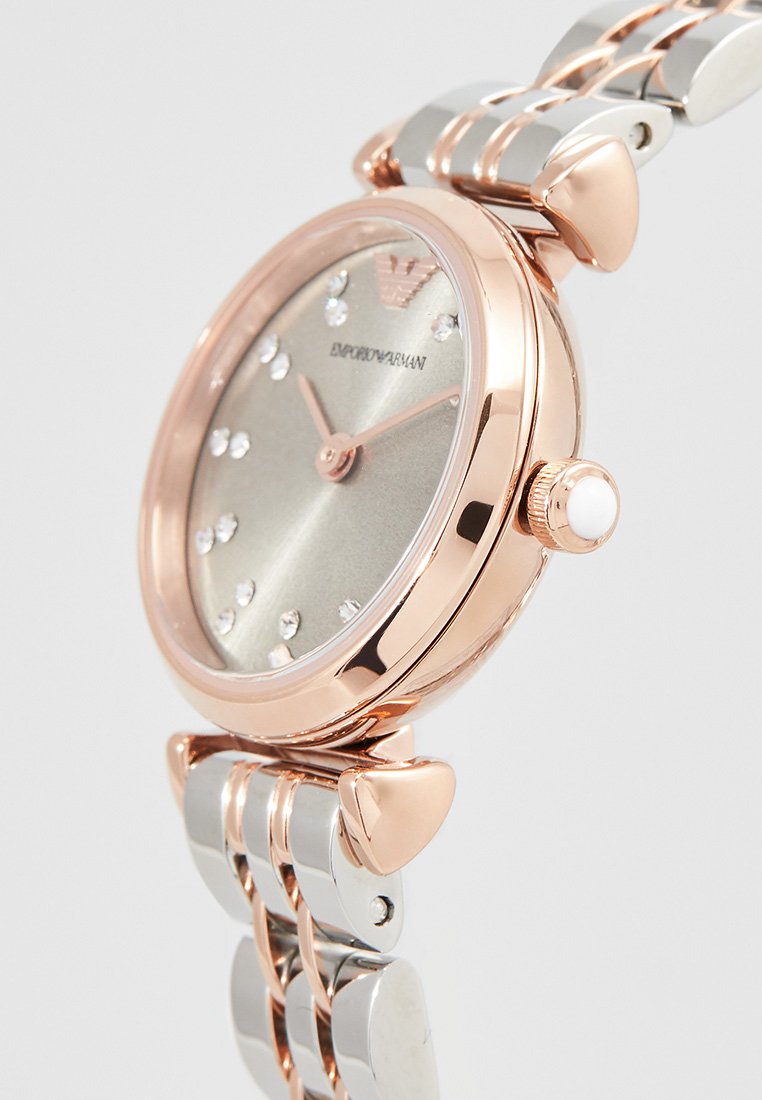 Roségoldene und silberne Emporio Armani Armbanduhr mit Kristall-Stundenmarkierungen und verknüpftem Metallarmband.