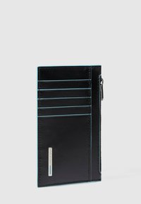 Schwarzes Lederportemonnaie mit sechs Kartenfächern und einem Reißverschlussfach. Verfügt über kontrastierende hellblaue Nähte und ein silbernes Logo-Detail.