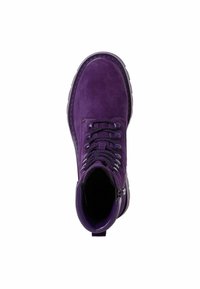 Stivale alla caviglia in suede viola con punta rotonda, design con lacci e suola in gomma testurizzata. Presenta una zip laterale e un colletto imbottito.