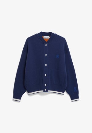 Marineblauwe wolmix cardigan met witte ribbels aan de mouwen en onderrand, met een glimlachend gezicht embleem en twee voorzakken; met knopen.