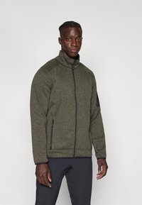 Fleecejacke in Dunkelgrün, mit Reißverschluss vorne, hohem Kragen, Seitentaschen, strukturiertem Material, gerippten Bündchen und Saum sowie Logo-Akzent am Ärmel.