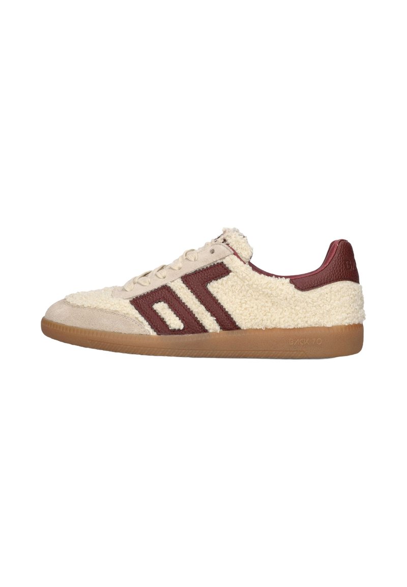 Beige sneaker met textuur bovenwerk, bordeauxrode strepen en tan rubberen zool. Heeft een zacht materiaal en vetersluiting. Geschikt voor casual draag.