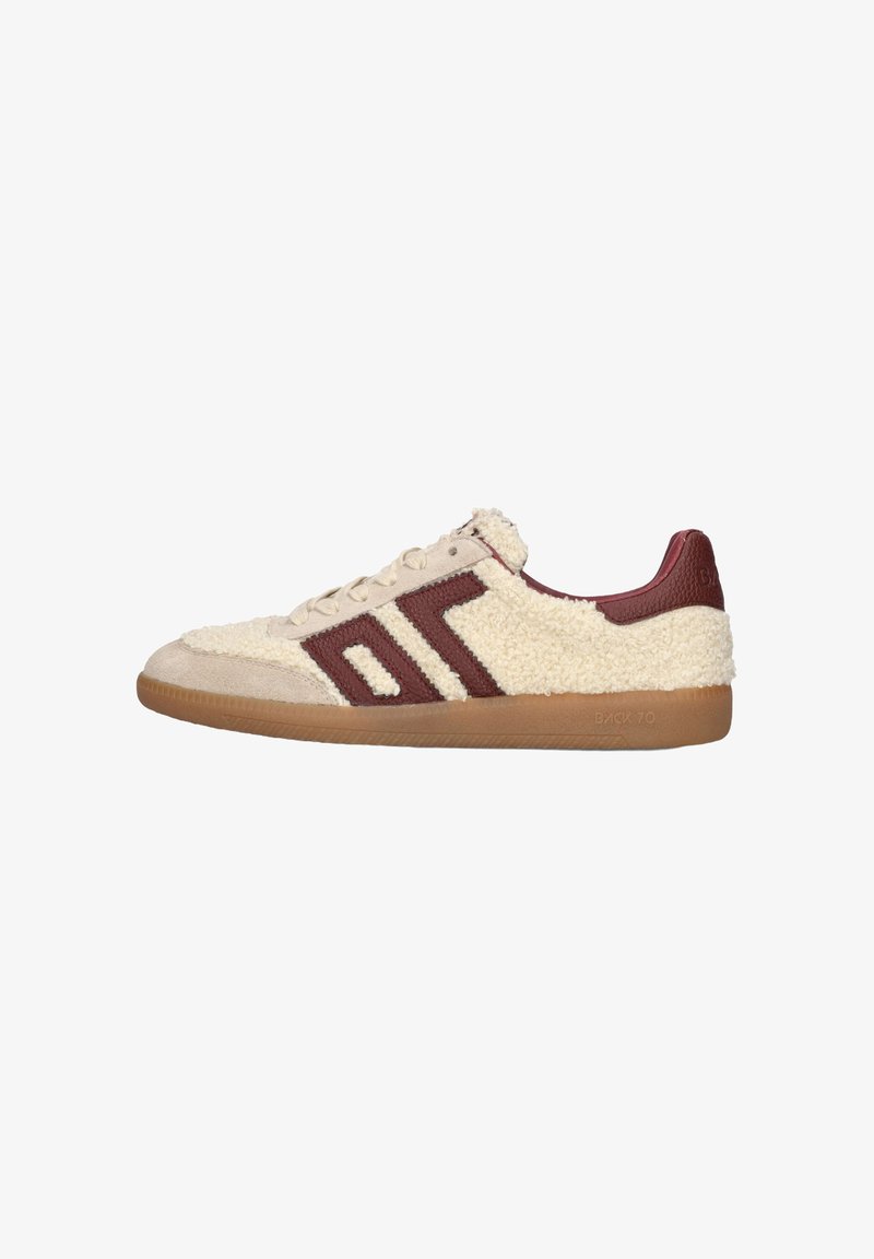 Beige sneaker met textuur bovenwerk, bordeauxrode strepen en tan rubberen zool. Heeft een zacht materiaal en vetersluiting. Geschikt voor casual draag.