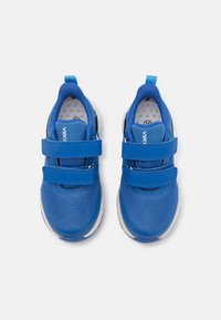 Modré tenisky s mesh materiálom, vybavené dvoma nastaviteľnými suchými zipsami, zaobleným tvarom špičky a štruktúrovanou podrážkou.