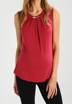 Rode mouwloze top met geplooide voorkant, ronde halslijn en een metallic accent bij de halslijn; gemaakt van zachte stof, met een iets lose pasvorm.