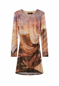 Robe à manches longues en tissu léger avec un imprimé montagne pittoresque dans des teintes douces de violet, orange et brun, avec un détail froncé sur le côté.