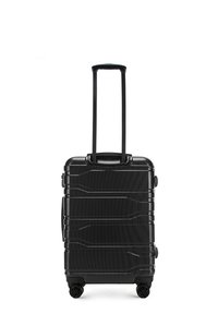 Zwarte harde koffer met een gestructureerd oppervlak, horizontale strepen, een uitschuifbare handgreep en vier multidirectionele wielen.