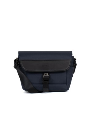 Compact marineblauw crossbodytasje met zwarte klep, verstelbare band en voorste gespuitgang op witte achtergrond.