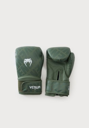 Двойка зелени боксови ръкавици Venum с каишки за китка, показващи предната и дланната страна на едноцветен светъл фон.