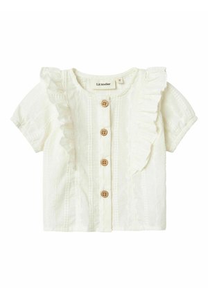 Witte blouse met korte mouwen, voorzien van een geroezeld voorpand, vijf houten knopen, een textuurstof met verticale strepen en een ronde hals.