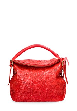 Sac à main en cuir rouge avec des motifs floraux en relief en volutes, doté d'une fermeture éclair sur le dessus et d'une poignée arrondie pour le transport.