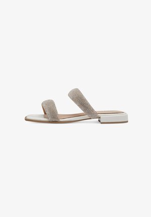 Sandale à glissière avec deux brides métalliques texturées et un petit talon carré blanc. La palette de couleurs comprend des tons beige et gris clair.