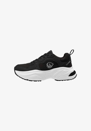 Zwarte sportieve schoen met een gestructureerde bovenkant, witte middenzool, rubberen buitenzool en logodetail aan de zijkant en de hiel. Vetersluiting met een trekhaak aan de achterzijde.