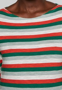 Gestreiftes Langarmshirt mit abwechselnden Streifen in Rot, Grün, Weiß und Hellgrau. Der Ausschnitt ist bootförmig und hat eine lässige Passform.