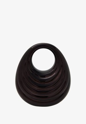 Vaso astratto in vetro scuro con forma arrotondata, caratterizzato da scanalature a strati e un'apertura circolare nella parte superiore. Finitura liscia e lucida.