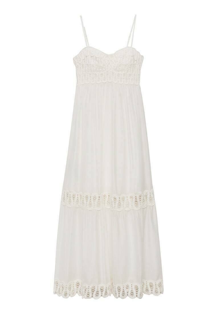 Weißes Maxikleid mit dünnen Trägern, einem Spitzen-Oberteil und einem gestuften Rock, der am Saum mit einer gewellten Spitzenkante verziert ist. Aus Baumwollmischgewebe.