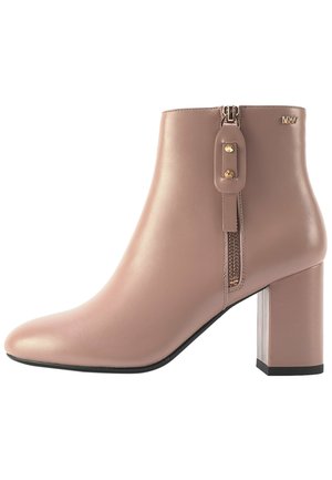 Stivaletto in pelle rosa con tacco a blocco, zip laterale e dettagli decorativi in metallo. Texture liscia con design a punta.