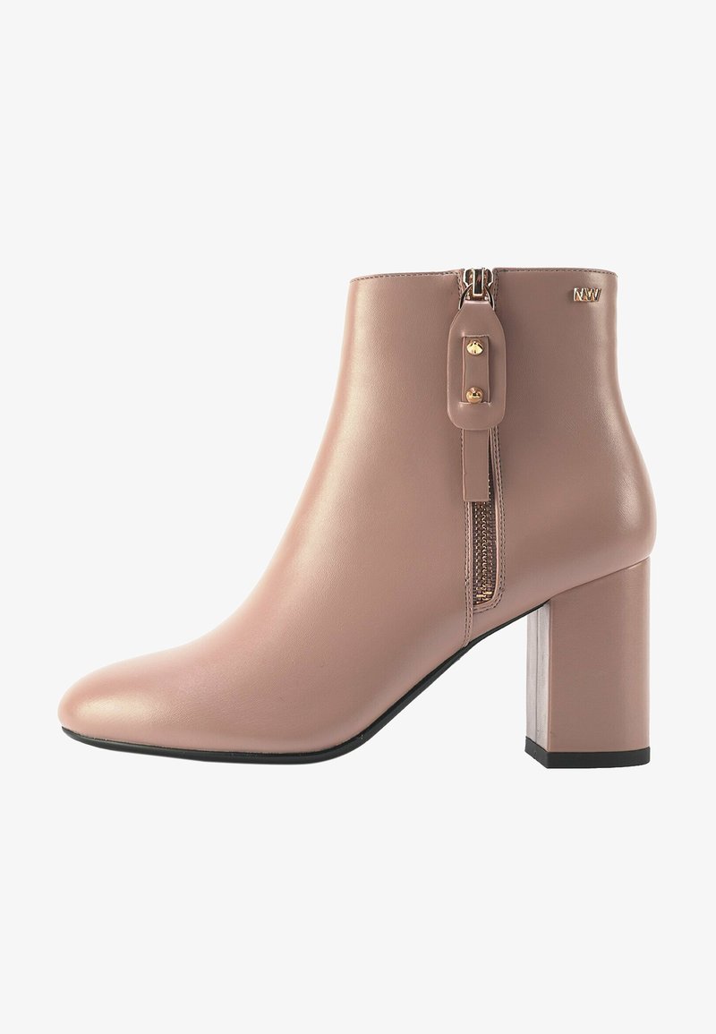 Stivaletto in pelle rosa con tacco a blocco, zip laterale e dettagli decorativi in metallo. Texture liscia con design a punta.