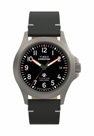 Montre en titane avec un cadran noir, des chiffres blancs et des accents orange. Dispose d'un bracelet en cuir noir et d'une résistance à l'eau jusqu'à 200 mètres.