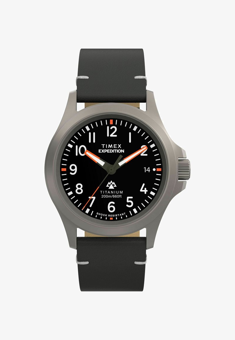 Titaniumklocka med svart urtavla, vita siffror och orange detaljer. Utrustad med svart läderrem och vattentålighet upp till 200 meter.