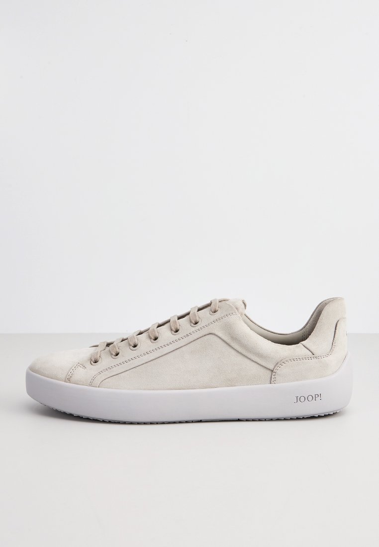 Beżowe zamszowe sneakersy niskie z białą podeszwą i sznurówkami, minimalne przeszycia oraz logo "JOOP!" po stronie pięty.