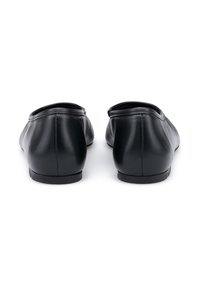 Schwarze Lederflats mit glatter Textur, abgerundetem Zehenbereich und minimalistischem Design. Verfügt über einen niedrigen Absatz und dezente Nähte.