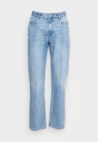 Calças de ganga azul-claro com pernas retas, apresentando dois bolsos frontais, fecho com botão e costuras visíveis ao longo das costuras.