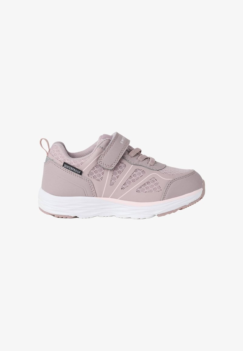 Chaussure de sport imperméable mauve clair avec panneaux en maille, semelle blanche, lacets et fermeture à bande unique autoagrippante.