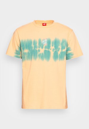 T-shirt pêche à manches courtes avec bande tie-dye bleu sarcelle sur la poitrine et logo "Santa Cruz" en blanc centré à l'avant.