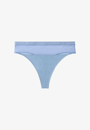 Tanga azul claro de Calvin Klein con banda superior de malla y cinturilla con la marca, diseño sencillo y minimalista.
