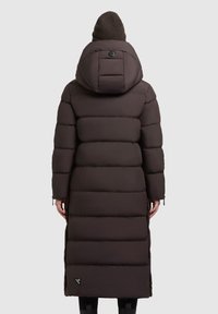 Piumino lungo, marrone scuro, con cappuccio, design a cuciture verticali, tasche con zip anteriori e dettaglio del logo vicino all'orlo.