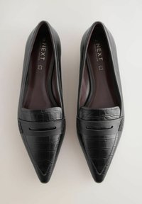 Schwarze Leder-Loafers mit Krokodiltextur, spitz zulaufendem Design und einem eleganten schwarzen Riemen an der Vorderseite. Innen mit braunem Futter.