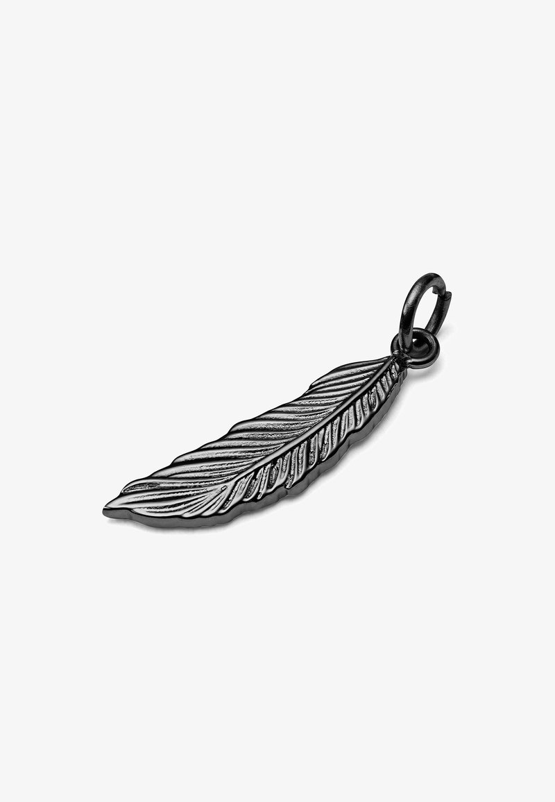 Svart metallhänge i form av en fjäder med detaljerad bladsnittsgravyr, som har upphöjda ådror och en cirkulär ögla för fäste.