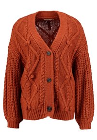 Rdzawoczerwony sweter z dzianiny z dekoltem w serek, zapięciem na guziki, teksturowanymi wzorami w warkocze oraz długimi rękawami z ściągaczami.