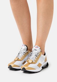 Nike Sportswear Sneakers - white