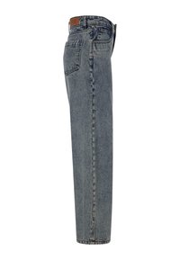 Blå denimjeans med rak passform, med en medelhög midja, fem fickor och en brun läderlapp vid midjan.