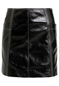 Minifalda de charol negra con textura brillante, costuras blancas y dos bolsillos frontales. Corte recto y diseño ajustado.