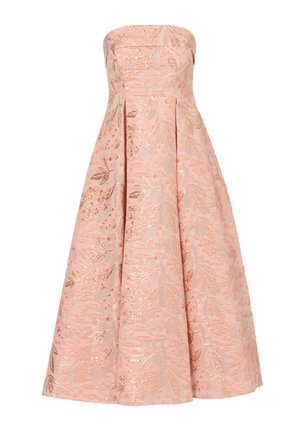 Robe bustier en tissu rose doux avec broderie florale métallique et plis structurés. Longueur sous le genou.