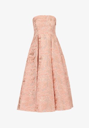 Robe bustier en tissu rose doux avec broderie florale métallique et plis structurés. Longueur sous le genou.