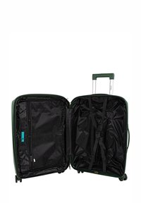 Maleta rígida verde con asa retráctil, interior negro y múltiples compartimentos, incluyendo un bolsillo de malla con cremallera y correas de sujeción.