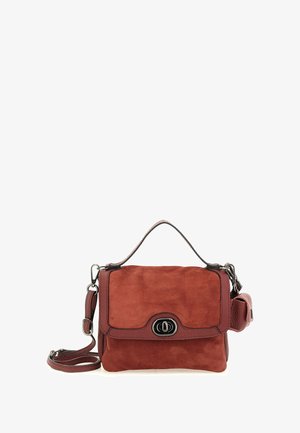 Borsa a mano in suede rosso con un design strutturato, caratterizzata da una patta frontale, una chiusura in metallo audace e una tracolla removibile.
