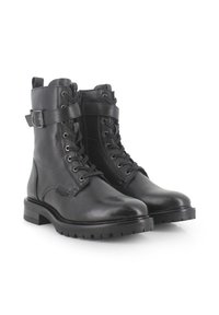 Botas de tobillo de cuero negro con diseño de cordones, detalles de hebilla de metal y una suela de goma texturizada para durabilidad y agarre.