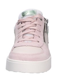 Rosafarbene Wildleder-Sneakers mit Netzdetails, weißer Gummisohle und silbernen Hardware-Akzenten. Verfügt über Schnürsenkel und einen Reißverschluss an der Seite.