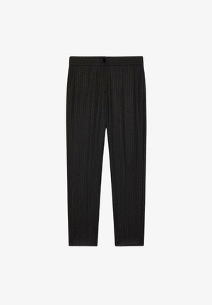 Zwarte op maat gemaakte broek met een krijtstreepje patroon, voorzien van een platte voorkant, elastische tailleband en zijzakken. Zachte stoftextuur.