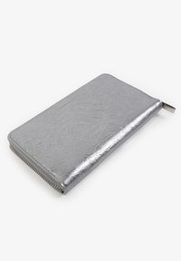 Scalpers WITH ENGRAVED CROCODILE - Punge - silver