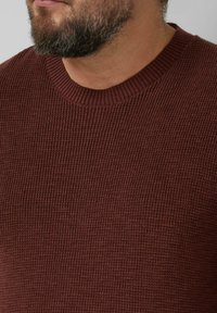 Ciemnobrązowy sweter z teksturowanym, prążkowanym wzorem, z okrągłym dekoltem i widocznymi detalami szwów. Miękkie wykończenie tkaniny.