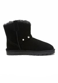 Botines de ante negros con un suave forro de piel, suela de goma plana y un herraje decorativo plateado en una correa que cruza la parte media.