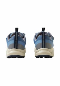Niebieskie i szare buty sportowe z teksturowaną siateczkową cholewką, z uchwytem do zakładania, wyściełanym kołnierzem i trwałą gumową podeszwą.